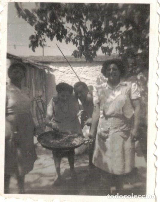 Fotograf&iacute;a antigua: :::: C177 - FOTOGRAFIA FORMATO PEQUE&Ntilde;O - GRUPO DE AMIGAS LLEVANDO UNA PAELLA VACIA ***