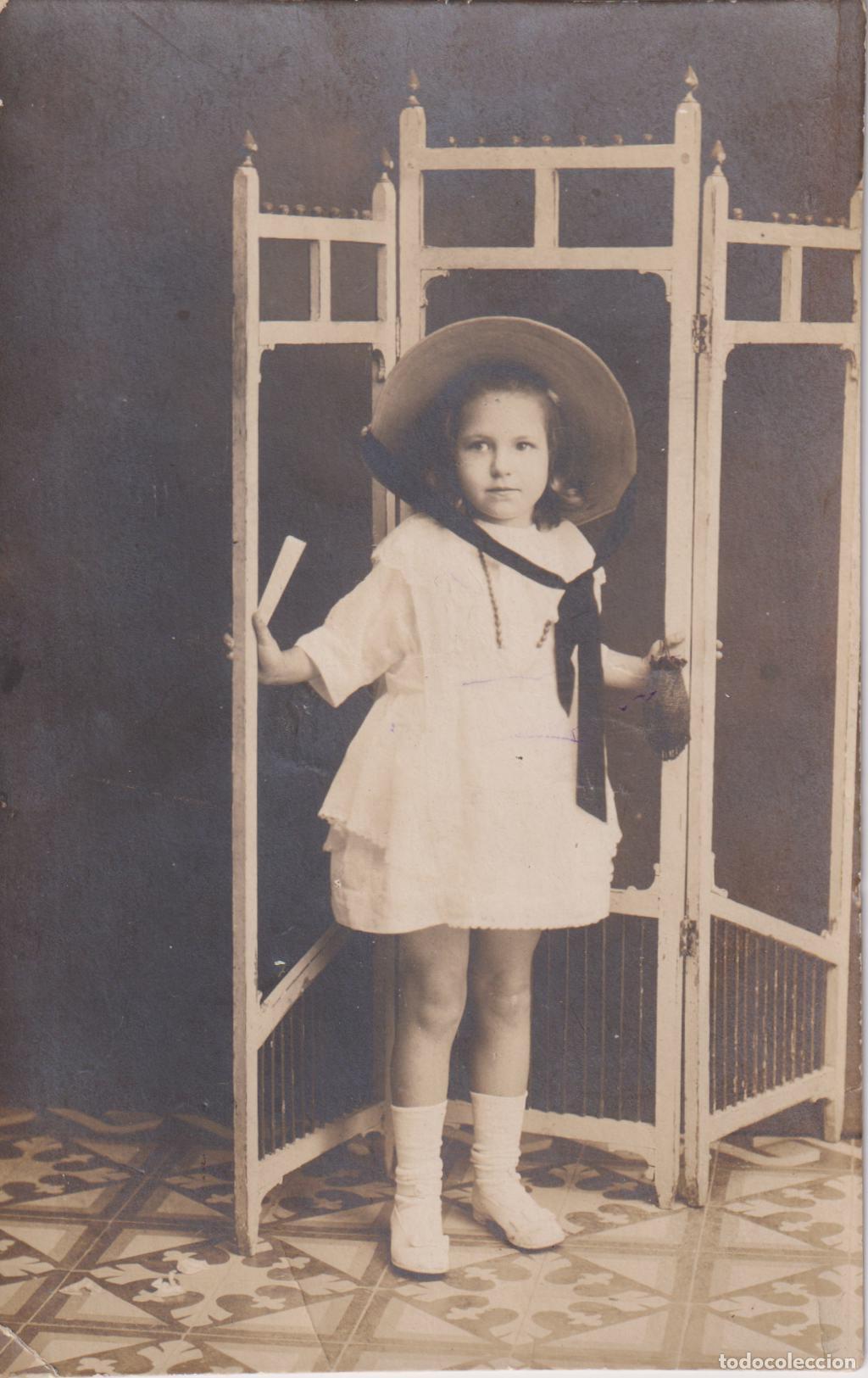 Fotograf&iacute;a antigua: FOTOGRAF&Iacute;A ANTIGUA DE ESTUDIO - NI&Ntilde;A PEQUE&Ntilde;A POSANDO DE PIE CON UN SOMBRERO DE A