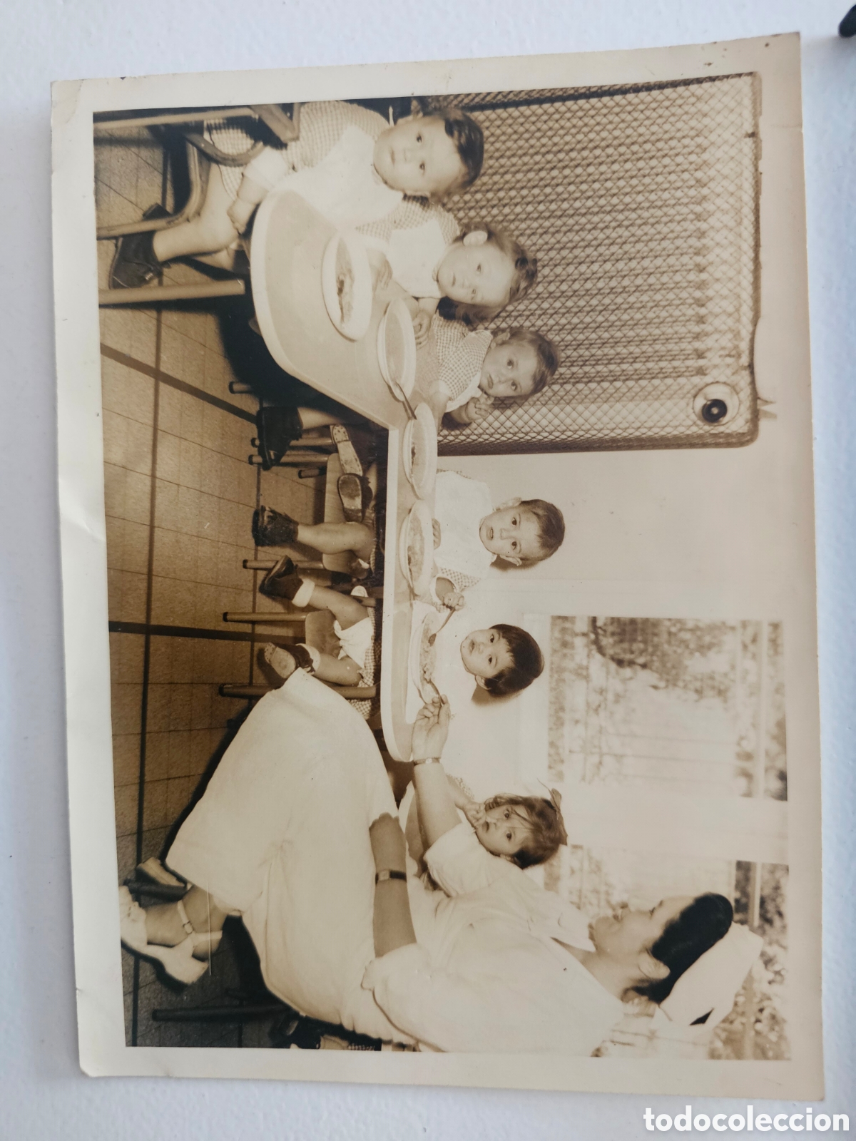 Fotograf&iacute;a antigua: Fotograf&iacute;a antigua a&ntilde;os 50-60: Ni&ntilde;era / Cuidadora y ni&ntilde;os en comedor infantil (18x13 cm)