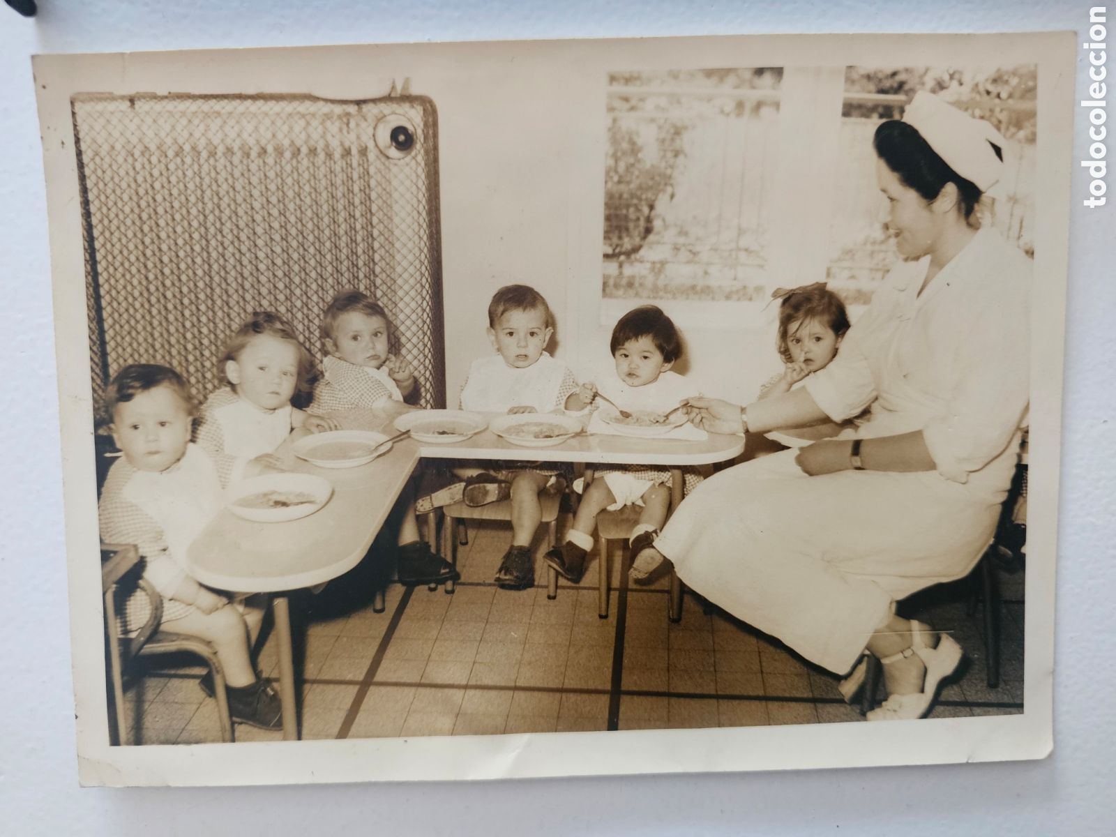 Fotograf&iacute;a antigua: Fotograf&iacute;a antigua a&ntilde;os 50-60: Ni&ntilde;era / Cuidadora y ni&ntilde;os en comedor infantil (18x13 cm)