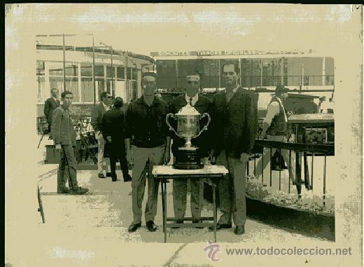 Collectionnisme sportif: FOTOGRAFIA premios TIRO DE PICHON 1966 FOTO Florentino Bueno MADRID deteriorada ...oferta