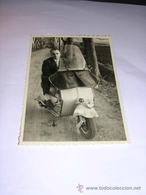 Coleccionismo deportivo: VESPA - ANTIGUA FOTOGRAFIA DE UNA MOTOCICLETA VESPA - 10X7,5 CM.