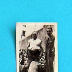 Coleccionismo deportivo: TABAY A-13 - ENERO 1948, SANTOS IRIARTE, DE AZPEITIA, LEVANTA LA PIEDRA ALBIZURI AUNDI DE 170 KILOS. Lote 34481462