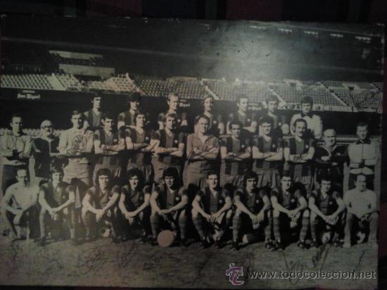 Colecionismo desportivo: FOTOGRAFIA PLANTILLA DEL F.C BARCELONA BAR&Ccedil;A 1975-76 FOT HORACIO SEGUI FOTOGRAFO FIRMAS AUTOGRAFOS