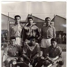 Coleccionismo deportivo: S.F. TARRASSA. EQUIPO TITULAR. HOCKEY PATINES. FOTOGRAFÍA ORIGINAL. 24 X 18 CTMS. AÑOS 1950S. Lote 38455433