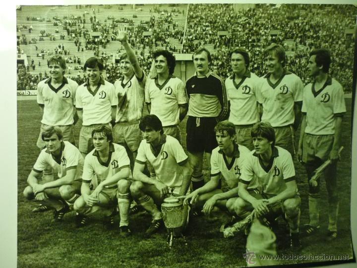 Coleccionismo deportivo: FOTO EQUIPO FUTBOL DINAMO KIEV.--A&Ntilde;O 1982----19,5 X 15,5
