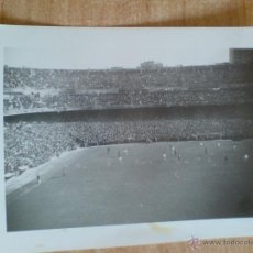 Coleccionismo deportivo: FOTOGRAFÍA CAMPO FUTBOL SANTIAGO BERNABÉU, REAL MADRID. EN ALGÚN MOMENTO ENTRE LOS AÑOS 1955 Y 1972. Lote 49722913