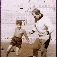 Coleccionismo deportivo: FOTO ORIGINAL DE KUBALA CON UN NIÑO EN ANTIGUO CAMPO LES CORTS BARÇA EN 1962 17X10,5CM PAPEL BRILLO.. Lote 50508700