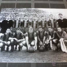 Coleccionismo deportivo: GRAN FOTO F.C.BARCELONA TEMP 1960-61 (30CM X 40CM) ALINEACIÓN BARÇA CON FIRMAS DE JUGADORES-FOTOS. Lote 51145687