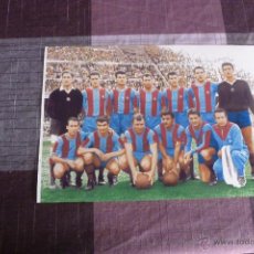 Coleccionismo deportivo: COLOREADA- F.C.BARCELONA TEMP 1960-61 (20CM X 26CM) ALINEACIÓN BARÇA FIRMAS DE JUGADORES