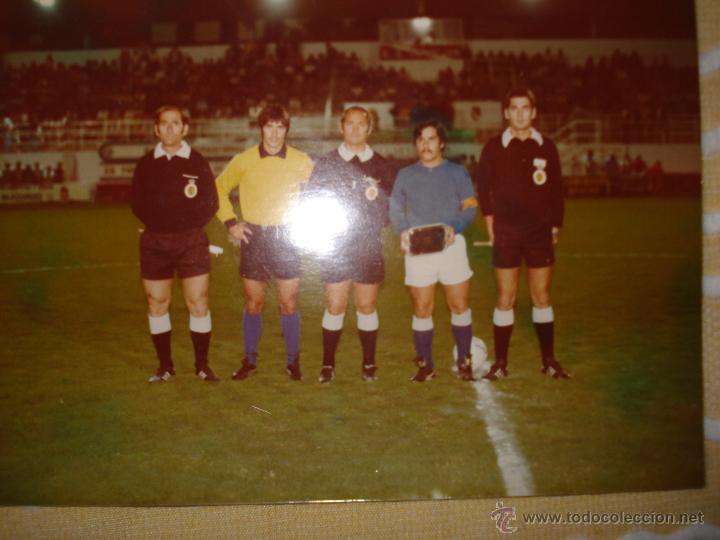 Collectionnisme sportif: FOTO ORIGINAL DE PROTOCOLO ENTRE CAPITANES  ANTES DEL PARTIDO DE FUTBOL 18CM X 13CM