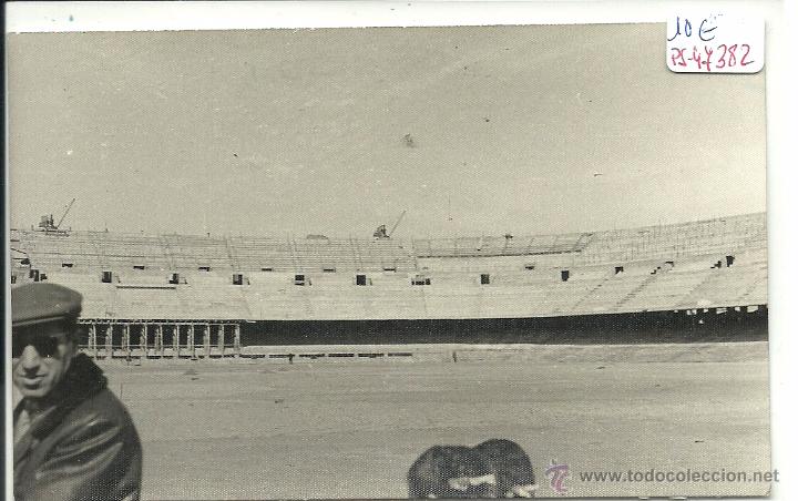 Coleccionismo deportivo: (PS-47382)FOTOGRAFIA DE CONSTRUCCION DEL NOU CAMP,24-2-1957,(14 X 8,70 CM.)
