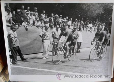 Coleccionismo deportivo: Foto Europa Press, XXII CAmpeonato de Espa&ntilde;a de Ciclismo, vencedores entrando en la meta