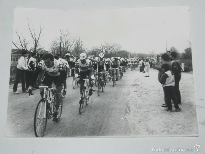 Coleccionismo deportivo: FOTOGRAFIA DE CICLISMO, VUELTA A ESPA&Ntilde;A, A&Ntilde;OS 80, JESUS BLANCO VILLAR, RAIMUNT DIETZEN, ALBERTO LEAN