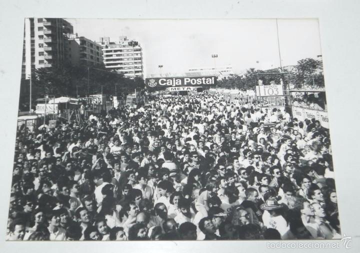 Coleccionismo deportivo: FOTOGRAFIA DE CICLISMO, VUELTA A ESPA&Ntilde;A A&Ntilde;OS 80, META, MIDE 24 X 17,5 CMS.