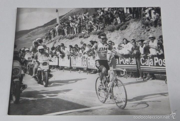Coleccionismo deportivo: FOTOGRAFIA DE CICLISMO, VUELTA A ESPA&Ntilde;A A&Ntilde;OS 80, LAUDELINO CUBINO, MIDE 24 X 17,5 CMS.