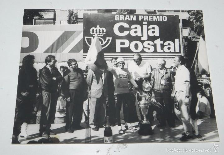 Coleccionismo deportivo: FOTOGRAFIA DE CICLISMO, VUELTA A ESPA&Ntilde;A A&Ntilde;OS 80, LUCHO HERRERA, MIDE 24 X 17,5 CMS.