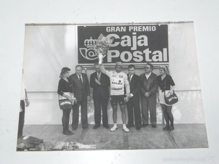 Coleccionismo deportivo: FOTOGRAFIA DE CICLISMO, VUELTA A ESPA&Ntilde;A A&Ntilde;OS 80, FABIO PARRA, MIDE 24 X 17,5 CMS.