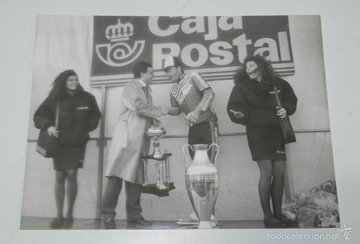 Coleccionismo deportivo: FOTOGRAFIA DE CICLISMO, VUELTA A ESPA&Ntilde;A A&Ntilde;OS 80, JEAN FRANCOISE BERNARD, MIDE 24 X 17,5 CMS.