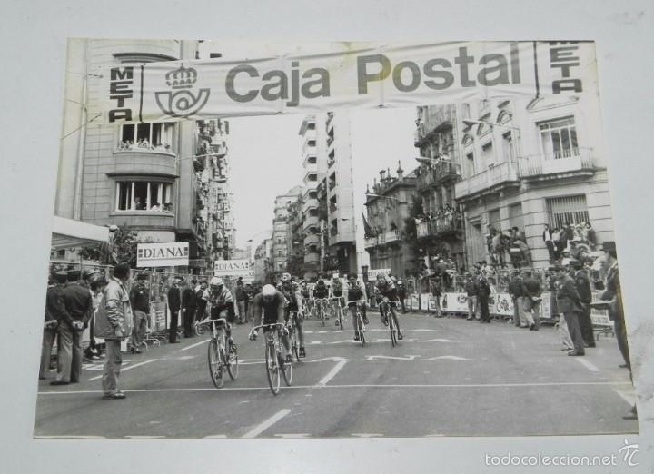 Coleccionismo deportivo: FOTOGRAFIA DE CICLISMO, VUELTA A ESPA&Ntilde;A A&Ntilde;OS 80, FEDERICO ETXABE, MIDE 24 X 17,5 CMS.