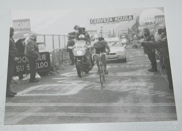 Coleccionismo deportivo: FOTOGRAFIA DE CICLISMO, VUELTA A ESPA&Ntilde;A A&Ntilde;OS 80, MARCO GIOVANETTI, MIDE 24 X 17,5 CMS.