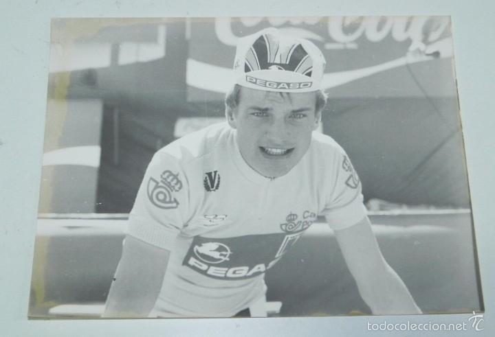 Coleccionismo deportivo: FOTOGRAFIA DE CICLISMO, VUELTA A ESPA&Ntilde;A A&Ntilde;OS 80, CORREDOR DEL PEGASO, MIDE 24 X 17,5 CMS.