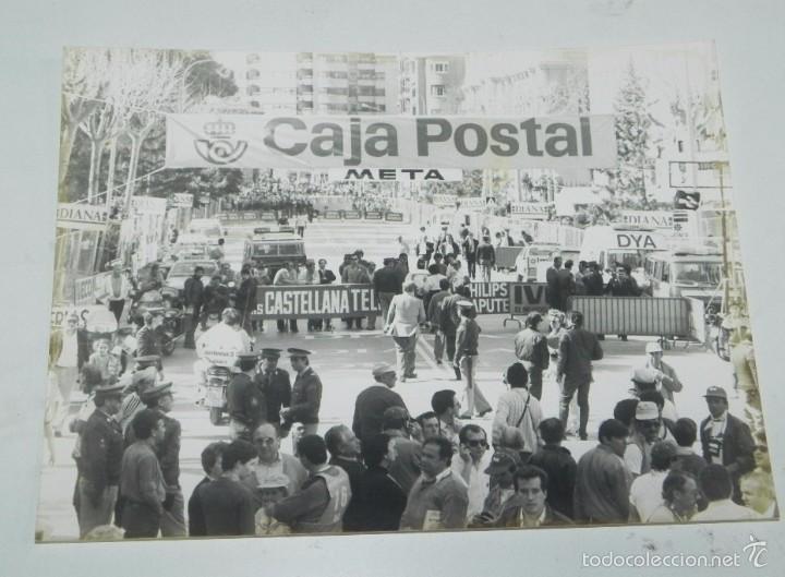 Coleccionismo deportivo: FOTOGRAFIA DE CICLISMO, VUELTA A ESPA&Ntilde;A A&Ntilde;OS 80, MIDE 24 X 17,5 CMS.