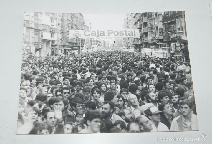 Coleccionismo deportivo: FOTOGRAFIA DE CICLISMO, VUELTA A ESPA&Ntilde;A A&Ntilde;OS 80, META, MIDE 24 X 17,5 CMS.