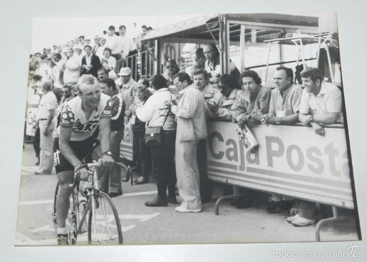 Coleccionismo deportivo: FOTOGRAFIA DE CICLISMO, VUELTA A ESPA&Ntilde;A A&Ntilde;OS 80, RAIMUNT DIETZEN, MIDE 24 X 17,5 CMS.