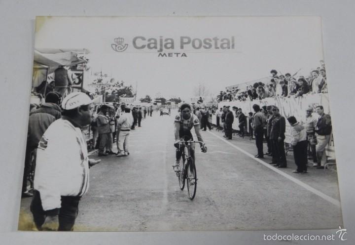 Coleccionismo deportivo: FOTOGRAFIA DE CICLISMO, VUELTA A ESPA&Ntilde;A A&Ntilde;OS 80, META, MIDE 24 X 17,5 CMS.