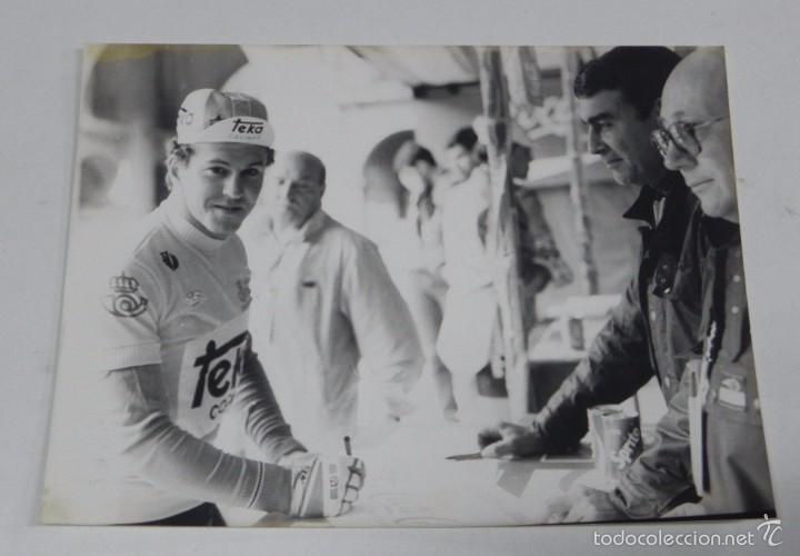 Coleccionismo deportivo: FOTOGRAFIA DE CICLISMO, VUELTA A ESPA&Ntilde;A A&Ntilde;OS 80, JESUS BLANCO VILLAR, MIDE 24 X 17,5 CMS.
