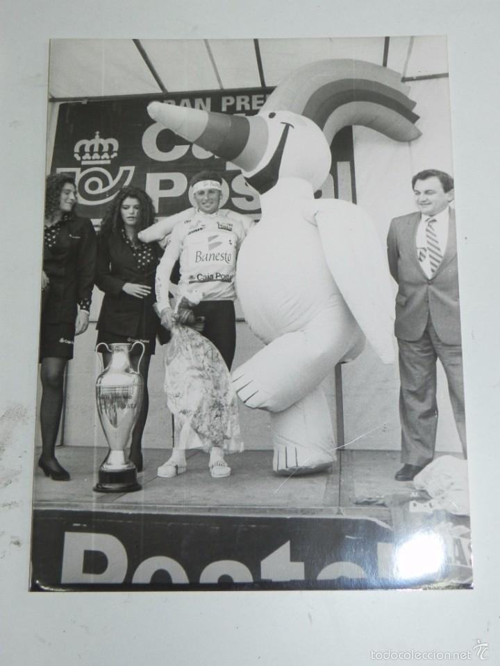 Coleccionismo deportivo: FOTOGRAFIA DE CICLISMO, VUELTA A ESPA&Ntilde;A A&Ntilde;OS 80, JULIAN GOROSPE CON LA MASCOTA CURRO DE LA EXPO, MID