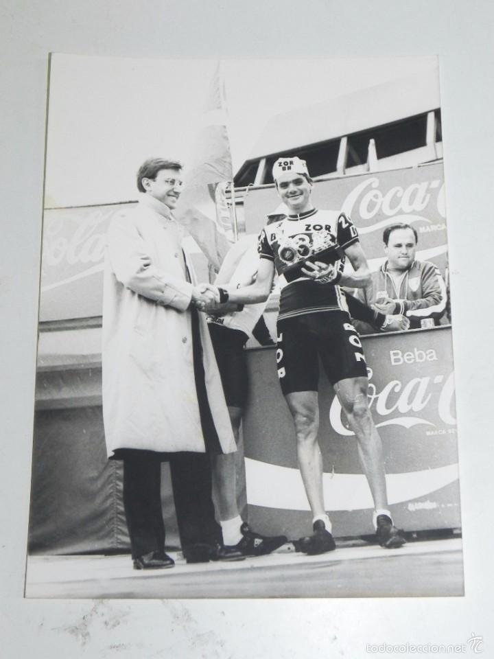 Coleccionismo deportivo: FOTOGRAFIA DE CICLISMO, VUELTA A ESPA&Ntilde;A A&Ntilde;OS 80, ANSELMO FUERTE, MIDE 24 X 17,5 CMS.