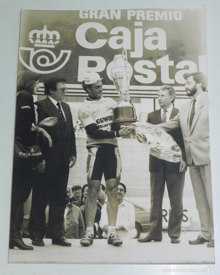 Coleccionismo deportivo: FOTOGRAFIA DE CICLISMO, VUELTA A ESPA&Ntilde;A A&Ntilde;OS 80, ROBERTO PAGNIN, MIDE 24 X 17,5 CMS.