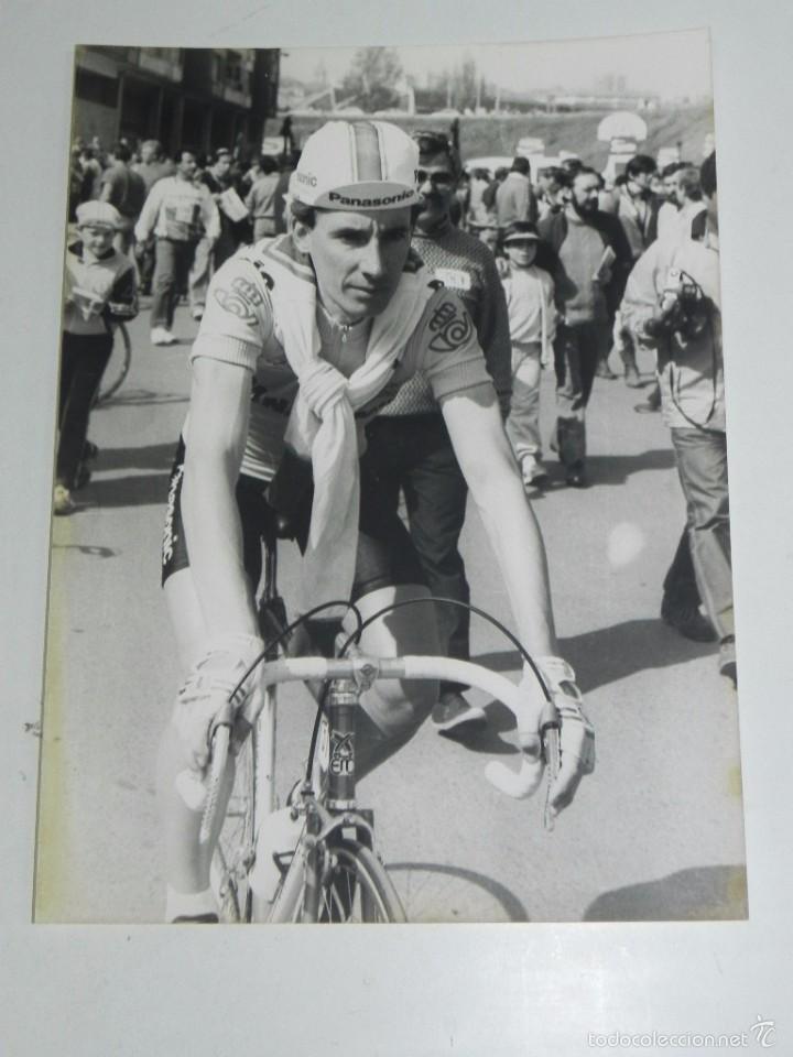Coleccionismo deportivo: FOTOGRAFIA DE CICLISMO, VUELTA A ESPA&Ntilde;A A&Ntilde;OS 80, ROBERT MILLAR, MIDE 24 X 17,5 CMS.
