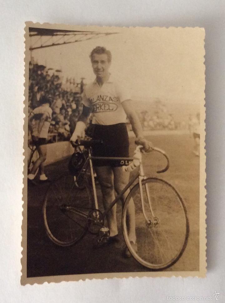 Coleccionismo deportivo: FOTOGRAF&Iacute;A DE CICLISTA A IDENTIFICAR. EL LUGAR ES EL ESTADIO DE CASTALIA. CASTELLON. CICLISMO.