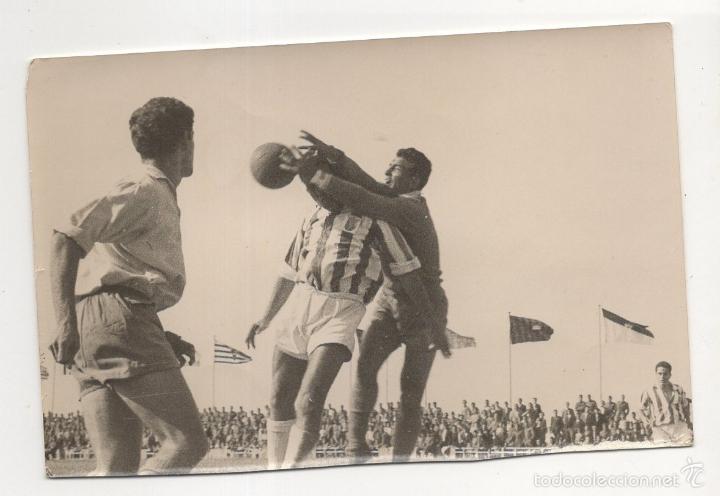 Collezionismo sportivo: FOTOGRAFIA FUTBOL. CADIZ CF - RECREATIVO. DESPEJE DEL PORTERO DEL RECRE. 18 X 12CM