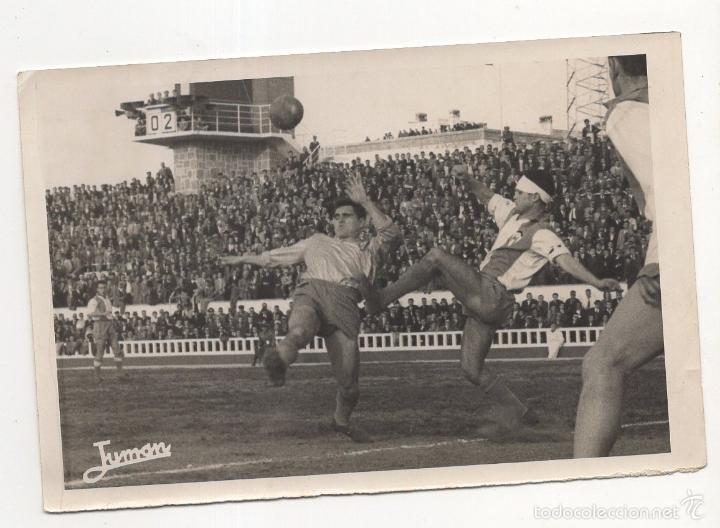 Collezionismo sportivo: FOTOGRAFIA FUTBOL. CADIZ CF - ALCOYANO. DESPEJE DE LA DEFENSA DEL ALCOYANO. FOTO JUMAN. 18 X 12CM