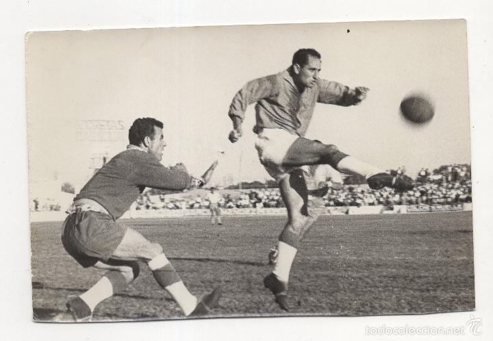 Collezionismo sportivo: FOTOGRAFIA FUTBOL. SAN FERNADO. DESPEJE DE LA DEFENSA. FOTO SILVESTRE. 18 X 12CM