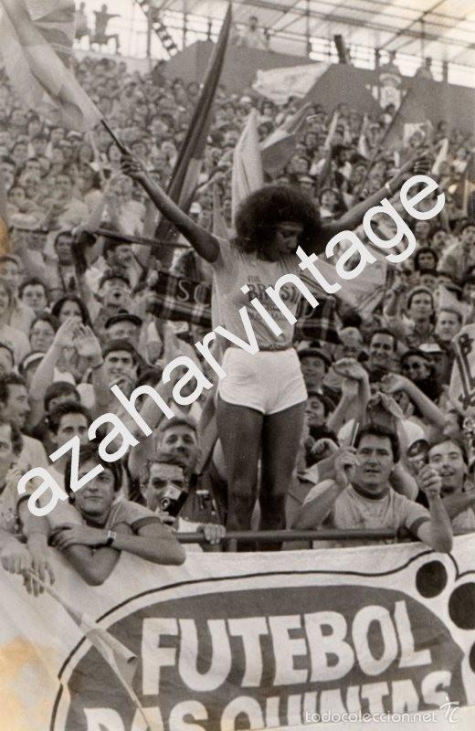 Coleccionismo deportivo: SEVILLA,1982, MUNDIALES, AFICION BRASILE&Ntilde;A EN EL ESTADIO BENITO VILLAMARIN, 112X170MM