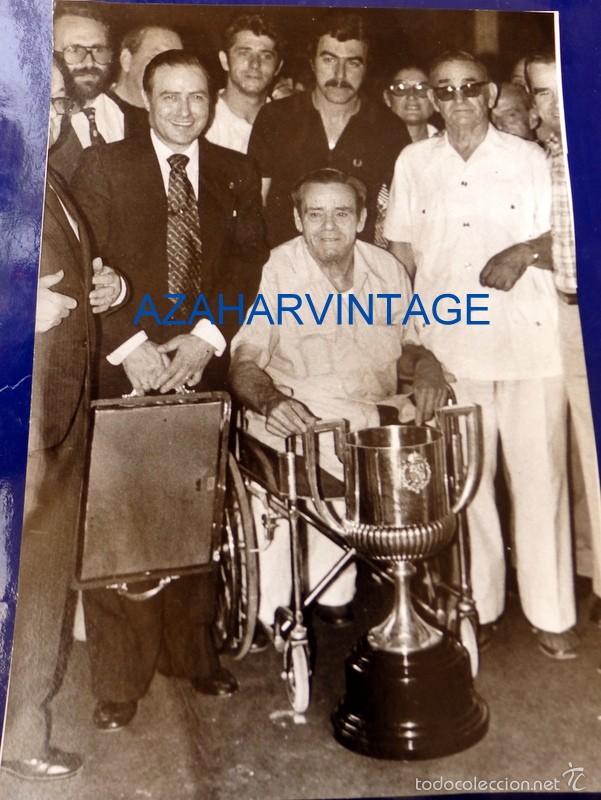 Sports collectibles: SEVILLA,1977, EL PRESIDENTE DEL BETIS, NU&Ntilde;EZ NARANJO , A SU LLEGADA CON LA COPA DEL REY,115X165MM