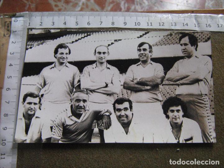 Sports collectibles: FOTOGRAFIA DE LOS ENTRENADORES DEL BETIS AL INICIAR LA TEMPORADA 1982/1983