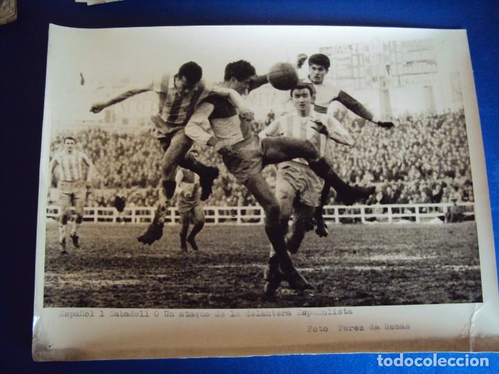 Coleccionismo deportivo: (F-155)FOTOGRAFIA DEL PARTIDO R.C.D.ESPA&Ntilde;OL,1-C.D.SABADELL,0.UN ATAQUE DE LA DELANTERA ARLEQUINADA