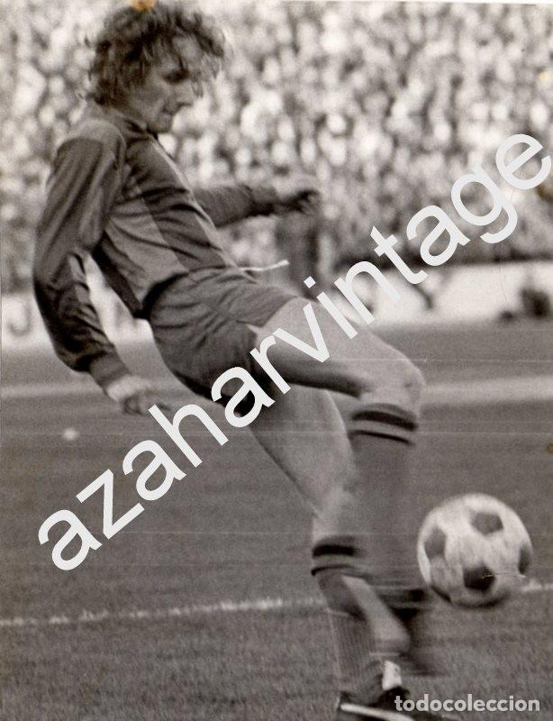 Sports collectibles: ANTIGUA FOTOGRAFIA DEL JUGADOR DEL F.C.BARCELONA, ALAN SIMONSEN, 120X160MM