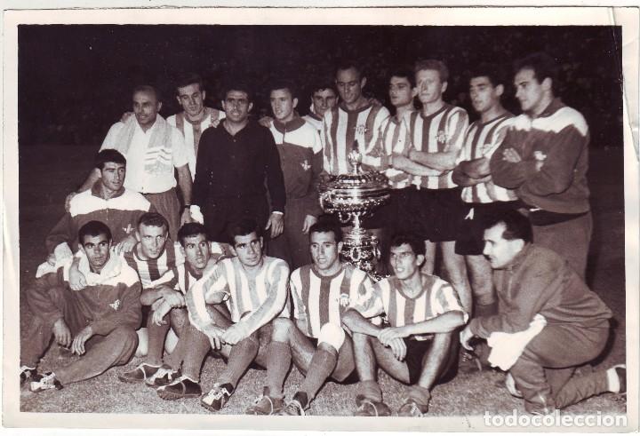 Collectionnisme sportif: FOTOGRAF&Iacute;A DEL REAL BETIS BALOMPI&Eacute; GANADOR DEL TROFEO CARRANZA 1964