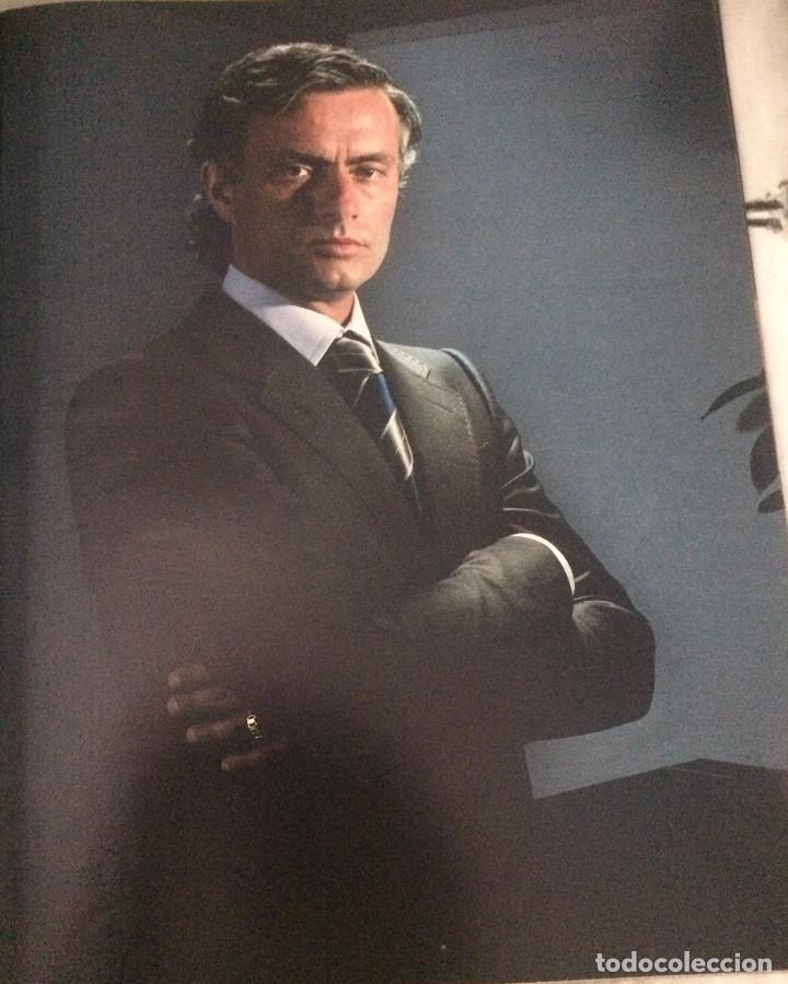 Coleccionismo deportivo: Fotograf&iacute;a del entrenador de f&uacute;tbol Mourinho. P&aacute;gina de revista, enmarcable.