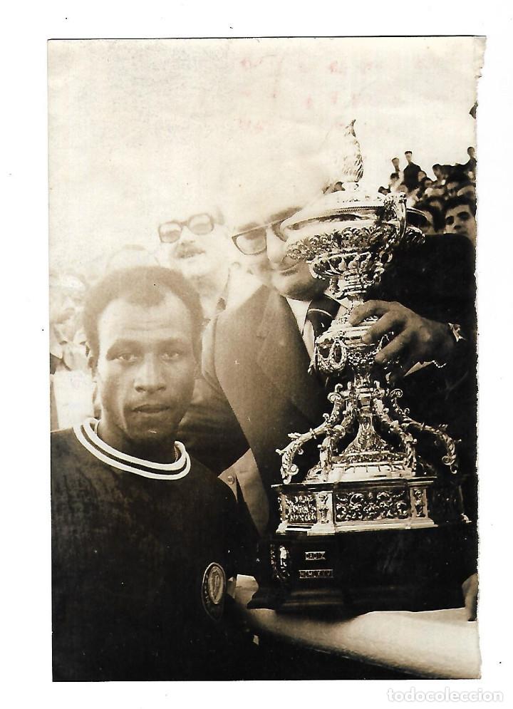 Collectionnisme sportif: FOTOGRAFIA. XXII TROFEO RAMON DE CARRANZA. ENTREGA TROFEO 3&ordm; CLASIFICADO POR BELTRAMI. 12 X 18CM