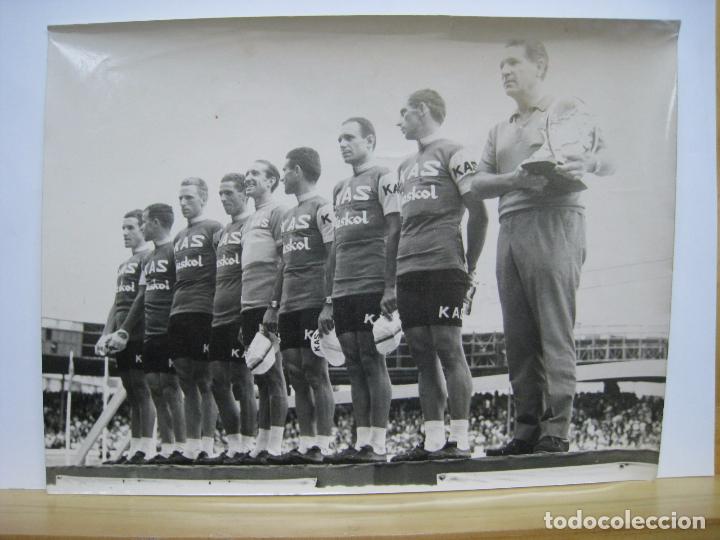 Coleccionismo deportivo: EQUIPO KAS. CICLISMO. PODIO. FOTOGRAFIA ORIGINAL