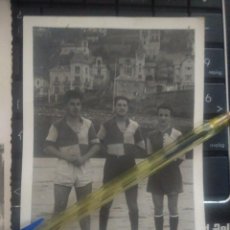 Coleccionismo deportivo: ANTIGUA FOTO DE 3 JUGADORES DE FUTBOL, CLUB DEPORTIVO LUISES DEL ANTIGUO. Lote 97336155