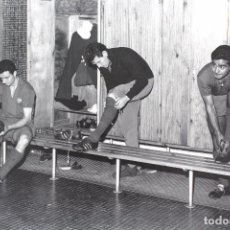 Coleccionismo deportivo: FG-254. IMAGEN DEL VESTUARIO DEL F.C. BARCELONA. TEMPORADA 1962-63. FUSTÉ, SEGARRA Y CUBILLA.